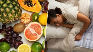 Imagen de una persona comiendo fruta nocturna