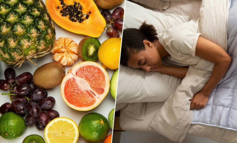 Imagen de una persona comiendo fruta nocturna