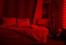 Una imagen de una habitación oscura y silenciosa, con una cama cómoda y una ventana cerrada.