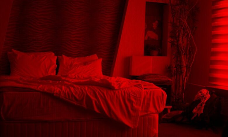 Imágenes de personas durmiendo en una habitación oscura y fresca