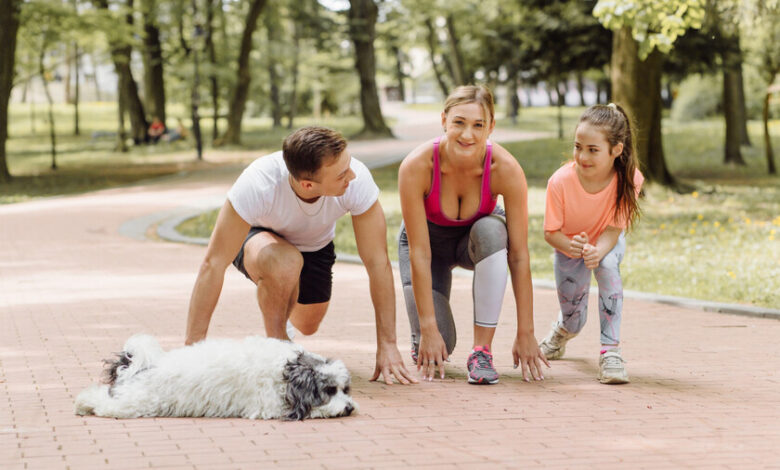 Una familia haciendo ejercicio juntos al aire libre
