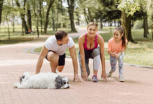 Familia practicando deporte juntos al aire libre
