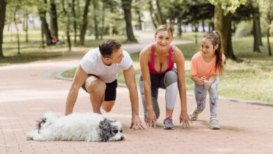 Familia practicando deporte juntos al aire libre