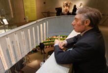 Ilustración de un neandertal y un Homo sapiens coexistiendo