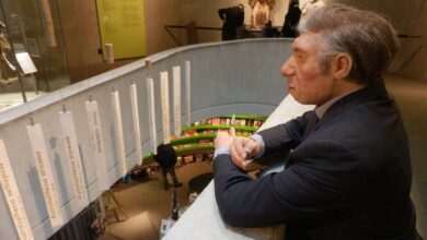 Ilustración de un neandertal y un Homo sapiens coexistiendo