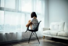 Una persona sola en una habitación, con una mirada triste