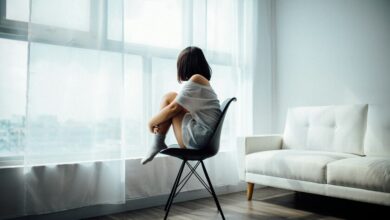Una persona sola en una habitación, con una mirada triste