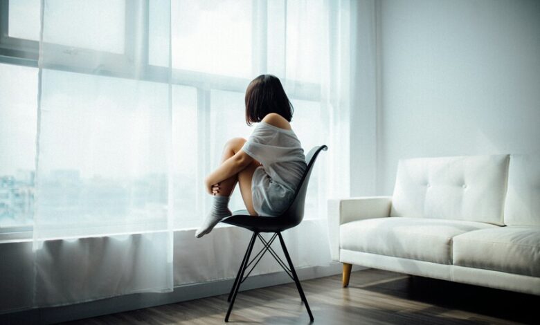 Una persona sola en una habitación, con una mirada triste