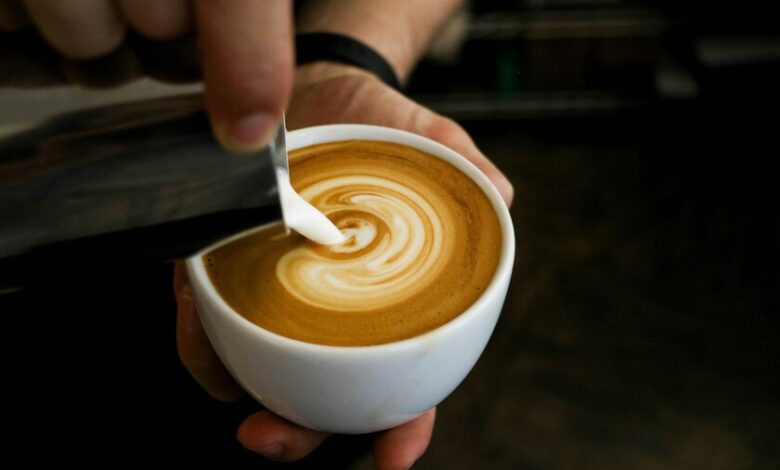 Taza de café sobre una mesa de madera