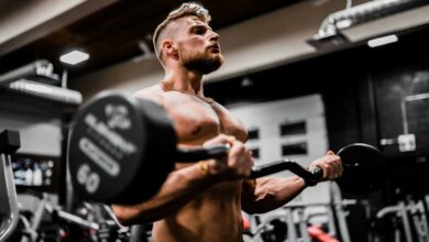 Imagen de un hombre entrenando brazos en el gimnasio