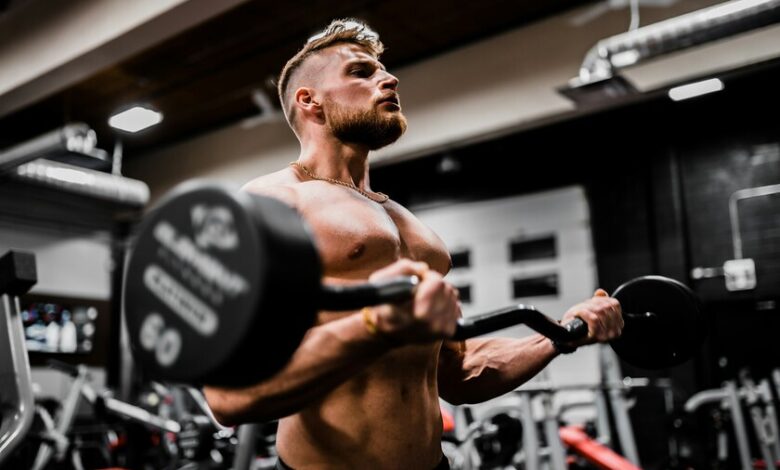 Imagen de un hombre entrenando brazos en el gimnasio