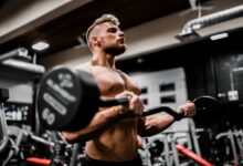 Hombre haciendo ejercicios en la sala de entrenamiento