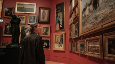Persona mayor visitando un museo de arte