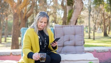 Mujer mayor con una expresión de preocupación