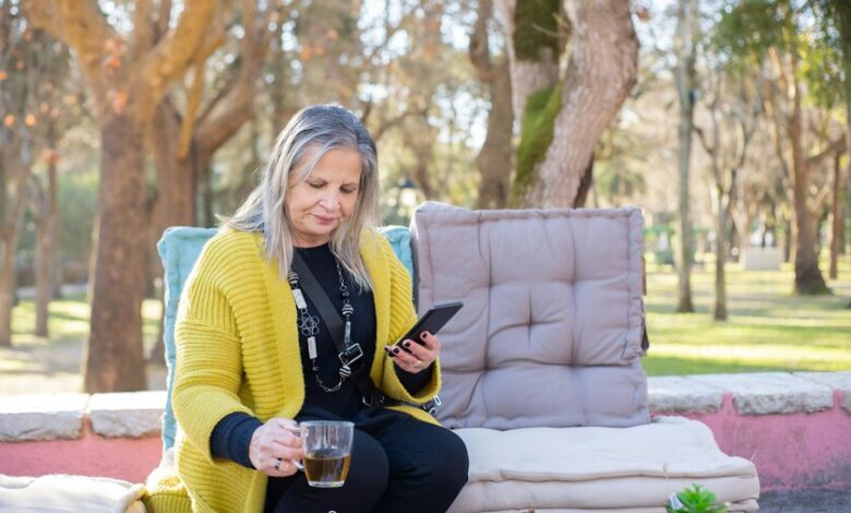 Mujer mayor con una expresión de preocupación