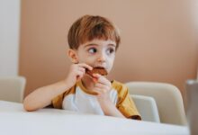 Niño comiendo una ensalada de frutas y verduras