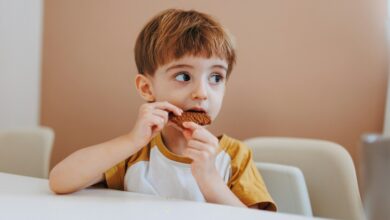 Niño comiendo una ensalada de frutas y verduras