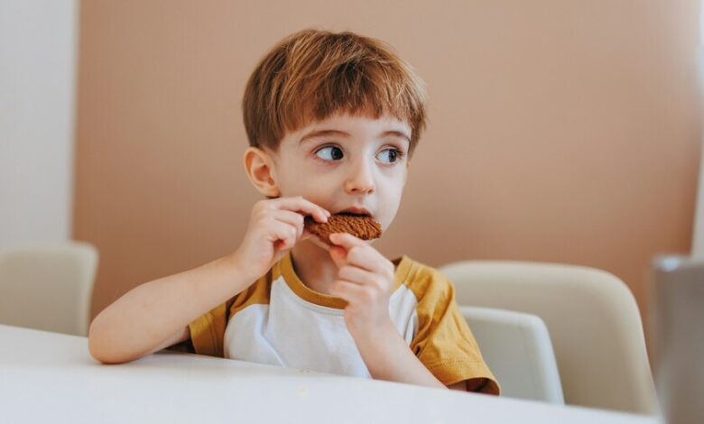 Niño comiendo una ensalada de frutas y verduras