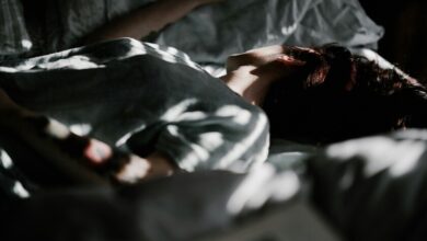 Imágenes de personas durmiendo en diferentes horarios