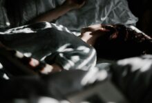 Persona durmiendo en una cama con una sonrisa serena