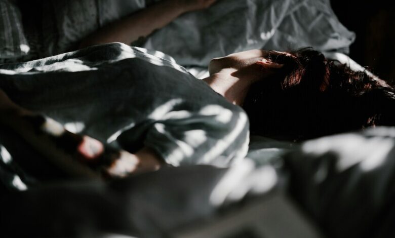 Persona durmiendo en una cama con una sonrisa serena