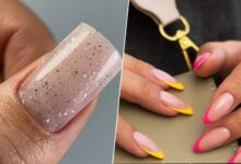 Una mujer con las uñas pintadas y una máquina de manicura rusa en el fondo