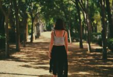 Mujer caminando sola en un sendero