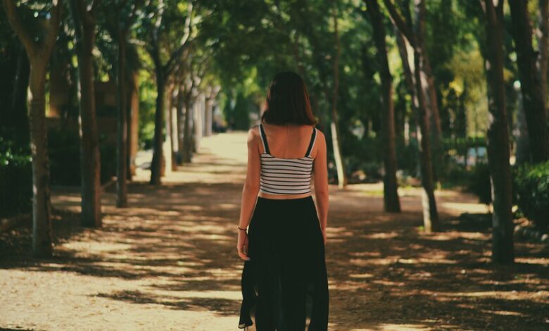 Mujer caminando sola en un sendero