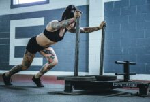 Persona realizando ejercicio de fuerza en un gimnasio