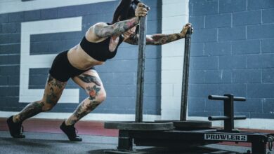 Persona realizando ejercicio de fuerza en un gimnasio