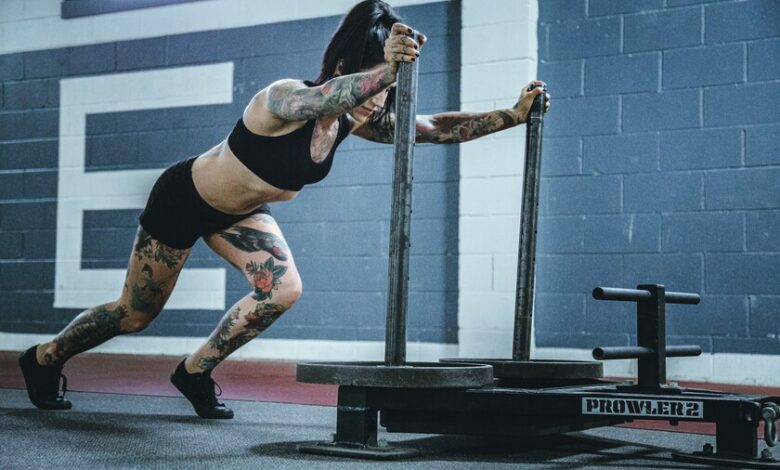 Persona realizando ejercicio de fuerza en un gimnasio