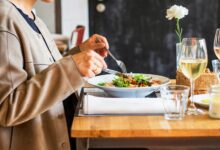 Imagen de una mesa con tres comidas