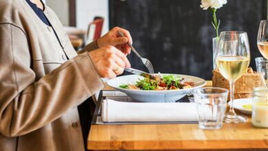 Imagen de una mesa con tres comidas