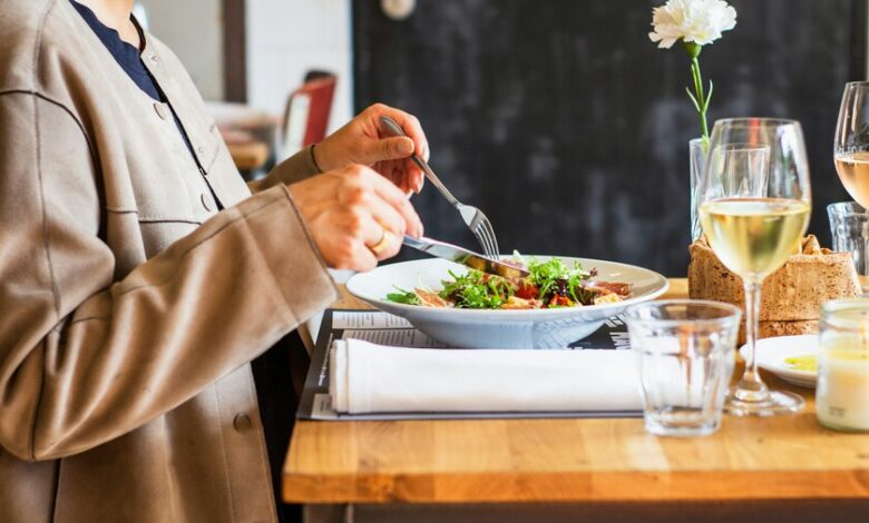 Imágenes de personas comiendo en diferentes entornos