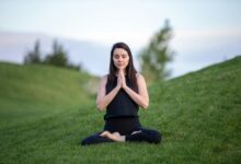 Persona respirando conscientemente