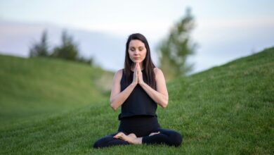 Persona respirando conscientemente