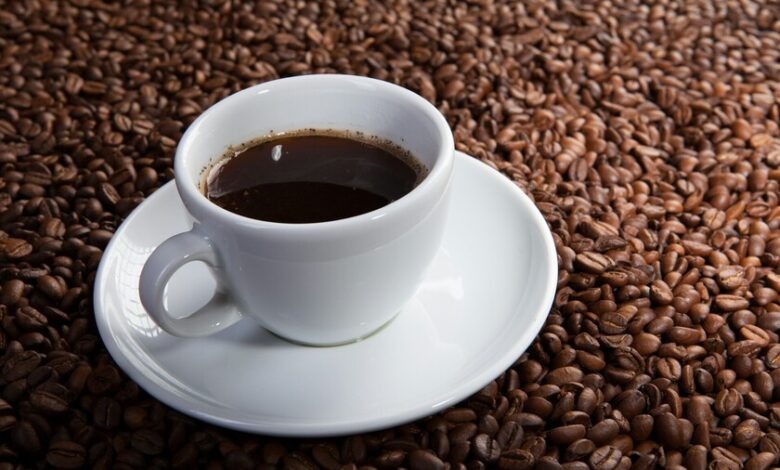 Una taza de café sobre una mesa de madera