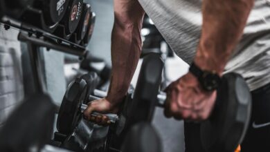 Persona realizando ejercicio de fuerza en un gimnasio