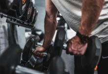 Persona haciendo ejercicios de fuerza en un gimnasio