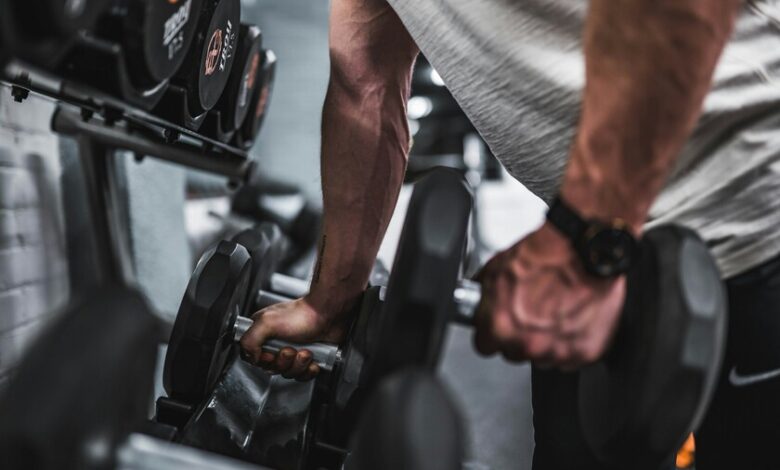 Persona haciendo ejercicios de fuerza en un gimnasio