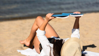 Persona relajada en una playa durante sus vacaciones