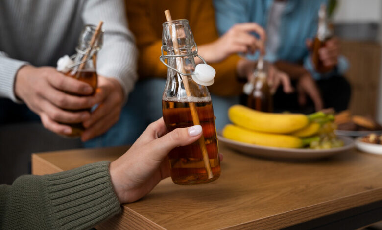 Una persona bebiendo kombucha en un ambiente relajante