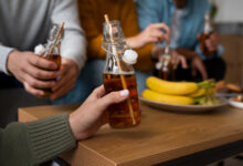Una botella de kombucha con una hoja de té