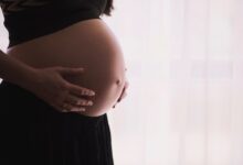 Mujer embarazada con una expresión de preocupación en su rostro