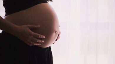 Mujer embarazada con una expresión de preocupación en su rostro