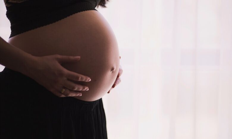 Mujer embarazada con una expresión de preocupación en su rostro