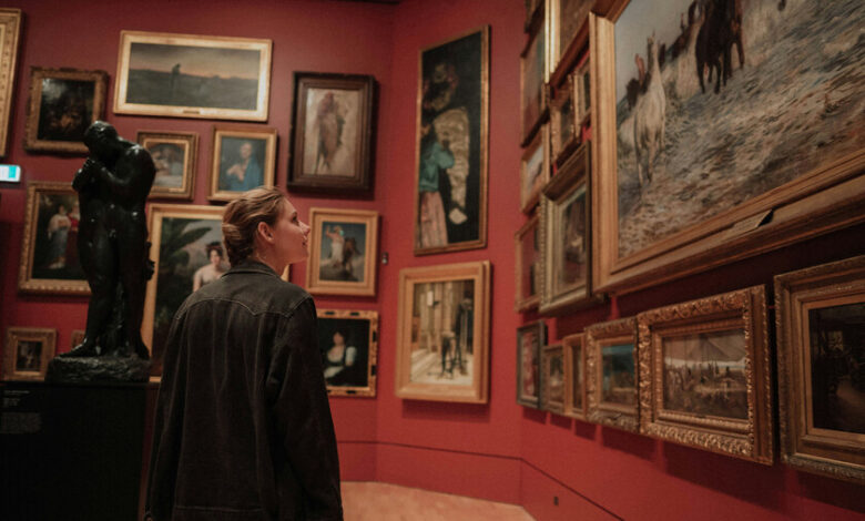 Persona mayor disfrutando de una exposición de arte