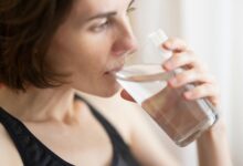 persona bebiendo agua al despertar