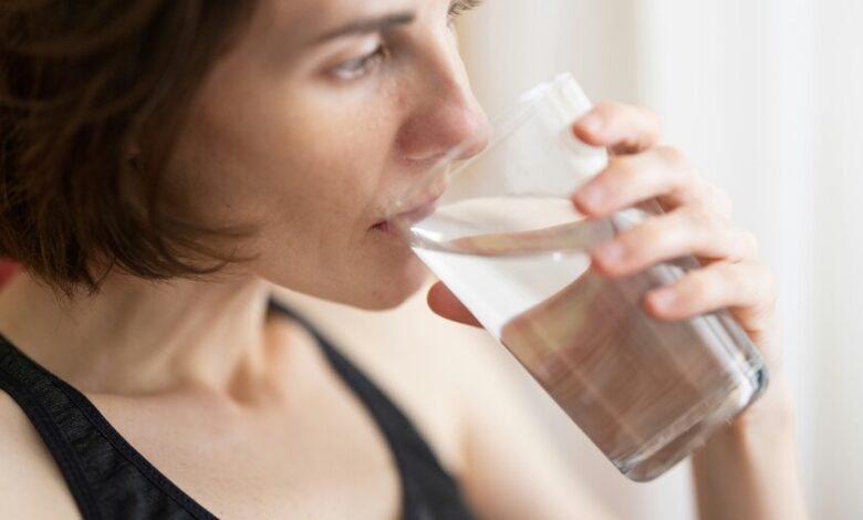 persona bebiendo agua al despertar