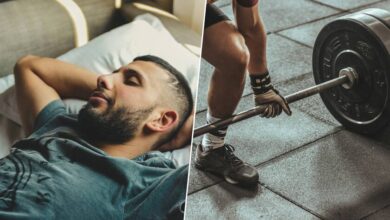 Un hombre acostado en una cama, con una expresión de sueño en su rostro